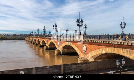 Steinbrücke über die Garonne in Bordeaux, Gironde, Nouvelle-Aquitaine, Frankreich Stockfoto