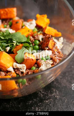 Geröstete Winter-Squash mit rotem Reis, Erbsen und Karotten Stockfoto