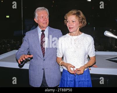 Rosalynn Carter ist gestorben. Der ehemalige US-Präsident Jimmy Carter besucht in Begleitung seiner Frau, der ehemaligen First Lady Rosalynn Carter, das Omni Coliseum in Atlanta, Georgia, bevor er am 18. Juli 1988 vor dem Demokratischen Nationalkonvent 1988 sprach. Kredit: Arnie Sachs/CNP/MediaPunch Stockfoto