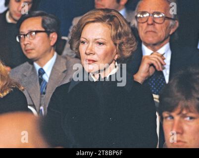 Rosalynn Carter ist gestorben. First Lady Rosalynn Carter sieht zu, wie US-Präsident Jimmy Carter (nicht im Bild) am 13. Februar 1980 eine Pressekonferenz im Weißen Haus in Washington, DC abhält. Kredit: Arnie Sachs/CNP/MediaPunch Stockfoto