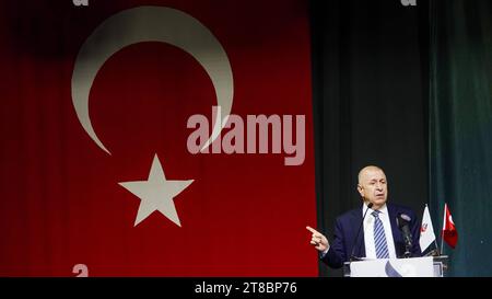 Der Vorsitzende der Siegerpartei Prof. Dr. Umit Ozdag hat sich mit der Jugend in einer Konferenz getroffen der Vorsitzende der Siegerpartei Prof. Dr. Umit Ozdag hat sich mit der Jugend in einer Konferenz über den türkischen Nationalismus in der Linie Atatürk getroffen. Die Siegespartei ist eine rechtsgerichtete, ultranationalistische, einwanderungsfeindliche und kemalistische politische Partei in der Türkei, die am 26. August 2021 unter der Führung von Umit Ozdag gegründet wurde. Die Partei war Teil der ATA Alliance bei den Parlamentswahlen 2023. Nach der Auflösung der ATA-Allianz, zu der Sinan Ogan gehörte, bei den Parlamentswahlen 2023 trat sie als Siegerpartei (ITS) in die Wahlen ein Stockfoto