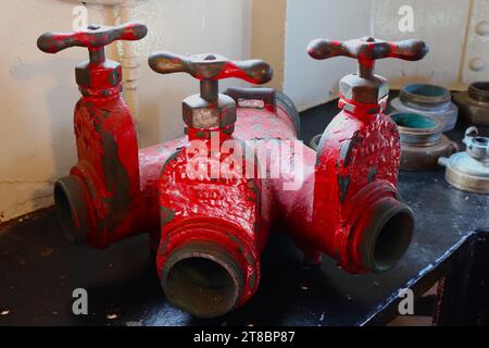 Abblätternder roter Lack auf Splitterventilen am Feuerschiff Stockfoto