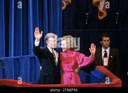 Rosalynn Carter ist gestorben. US-Präsident Jimmy Carter und First Lady Rosalynn Carter, nachdem er seine Rede gehalten hatte, in der er die Nominierung seiner Partei für die Wiederwahl zum Präsidenten der Vereinigten Staaten auf der Democratic National Convention 1980 im Madison Square Garden in New York am 13. August 1980 akzeptierte. Kredit: Arnie Sachs/CNP/MediaPunch Stockfoto