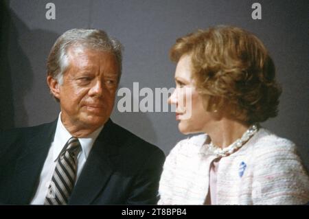 Rosalynn Carter ist gestorben. Der ehemalige US-Präsident Jimmy Carter (links) und die ehemalige First Lady Rosalynn Carter (rechts) sprachen vor seiner Rede auf der Demokratischen Nationalversammlung 1984 im Moscone Center in San Francisco, Kalifornien am Montag, den 16. Juli 1984. Kredit: Arnie Sachs/CNP/MediaPunch Stockfoto