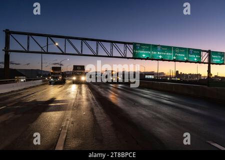 Los Angeles, USA. November 2023. Vizepräsidentin Kamala Harris besucht die Reparatur der Autobahn 10 in Los Angeles. VP Harris, Kalifornien State und lokale LA-Beamte kündigten an, dass der von Verbrennungen betroffene Abschnitt der I-10 des Freeways bis zum späten Sonntagabend geöffnet werden würde. 11/19/2023 Los Angeles, CA., USA (Foto: Ted Soqui/SIPA USA) Credit: SIPA USA/Alamy Live News Stockfoto