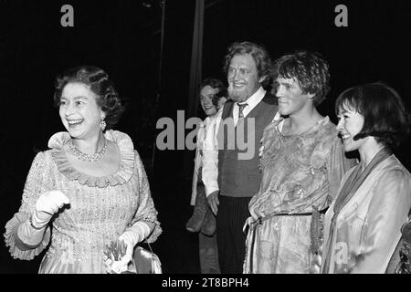 Aktenfoto vom 16. April 12/1982 von Königin Elisabeth II., die fröhlich lacht, während sie die Hauptfigur nach der Charity Gala-Aufführung von „Peter Pan“ gestern Abend im Barbican Theatre trifft. Von rechts: Jane Carr (Wendy), Miles Anderson (Peter Pan) und Joss Ackland (Mr Darling/Captain Hook). Der britische Schauspieler Joss Ackland ist im Alter von 95 Jahren gestorben, sagte seine Familie in einer Erklärung. Ausgabedatum: Sonntag, 19. November 2023. Stockfoto