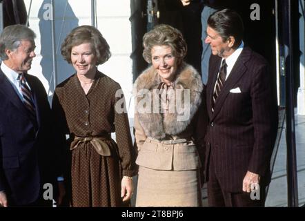 Rosalynn Carter ist gestorben. US-Präsident Jimmy Carter, links, posiert für ein Gruppenfoto mit dem designierten US-Präsidenten Ronald Reagan, rechts, und ihren Ehefrauen, der ehemaligen First Lady Rosalynn Carter, links in der Mitte und Nancy Reagan, rechts in der Mitte, auf dem Südportiko des Weißen Hauses in Washington, DC am Donnerstag, den 20. November 1980. Kredit: Arnie Sachs/CNP/MediaPunch Stockfoto