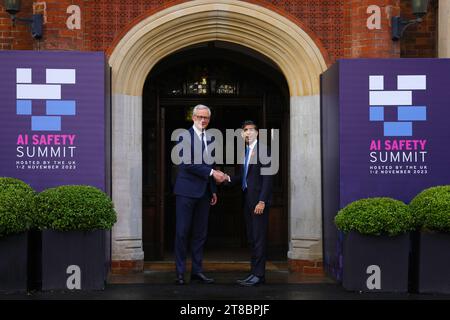 BLETCHLEY PARK, BUCKINGHAMSHIRE, ENGLAND, Vereinigtes Königreich - 02. November 2023 - der britische Premierminister Rishi Sunak begrüßt Bruno Le Maire Minister für Wirtschaft und Finanzen Stockfoto