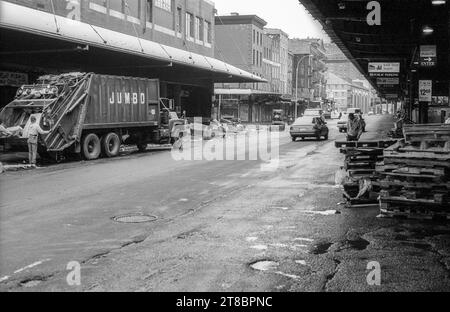 1994 Schwarzweiß-Archivansicht von New York. Blick nach Nordosten entlang der South Street, Manhattan. Die erste Abzweigung links ist die Beekman Street. Brooklyn Bridge überquert die Straße in der Ferne. Stockfoto
