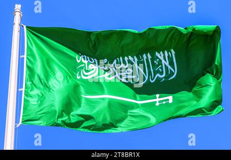 Die Flagge Saudi-Arabiens winkt im Wind gegen den Himmel Stockfoto