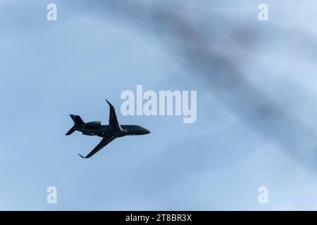 Ottawa, Ontario, Kanada - 24. März 2023: Ein Dassault Falcon 2000 Business Jet rollt während des Aufstiegs in eine Bankposition. Das Privatflugzeug, operieren Stockfoto