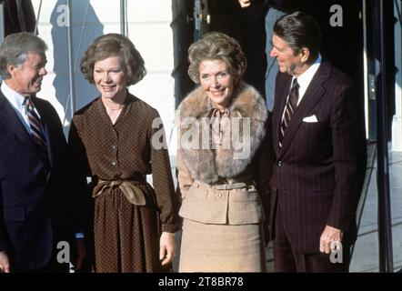 Rosalynn Carter ist gestorben. US-Präsident Jimmy Carter, links, posiert für ein Gruppenfoto mit dem designierten US-Präsidenten Ronald Reagan, rechts, und ihren Ehefrauen, der ehemaligen First Lady Rosalynn Carter, links in der Mitte und Nancy Reagan, rechts in der Mitte, auf dem Südportiko des Weißen Hauses in Washington, DC am Donnerstag, den 20. November 1980. Copyright: XArniexSachsx/xCNPx/MediaPunchx Credit: Imago/Alamy Live News Stockfoto