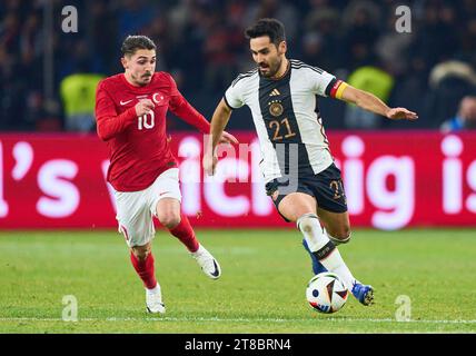 Ilkay Gündogan, DFB 21 tritt um den Ball, Tackling, Duell, Header, zweikampf, Aktion, Kampf gegen Abdülkadir Ömür, Türkiye 10 im Freundschaftsspiel DEUTSCHLAND - Türkiye 2-3 DEUTSCHLAND - TÜRKEI Vorbereitung auf die Europameisterschaft 2024 in Deutschland, Saison 2023/2024, am 18. November 2023 in Berlin. © Peter Schatz / Alamy Live News Stockfoto