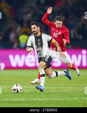 Ilkay Gündogan, DFB 21 tritt um den Ball, Tackling, Duell, Header, zweikampf, Aktion, Kampf gegen Abdülkadir Ömür, Türkiye 10 im Freundschaftsspiel DEUTSCHLAND - Türkiye 2-3 DEUTSCHLAND - TÜRKEI Vorbereitung auf die Europameisterschaft 2024 in Deutschland, Saison 2023/2024, am 18. November 2023 in Berlin. © Peter Schatz / Alamy Live News Stockfoto