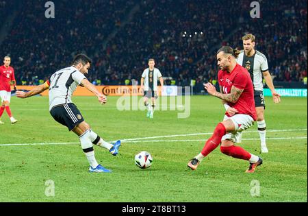 Ilkay Gündogan, DFB 21 tritt um den Ball, Tackling, Duell, Header, zweikampf, Aktion, Kampf gegen Abdülkerim Bardakci, Türkije 14 im Freundschaftsspiel DEUTSCHLAND - Türkiye 2-3 DEUTSCHLAND - TÜRKEI Vorbereitung auf die Europameisterschaft 2024 in Deutschland, Saison 2023/2024, am 18. November 2023 in Berlin. © Peter Schatz / Alamy Live News Stockfoto