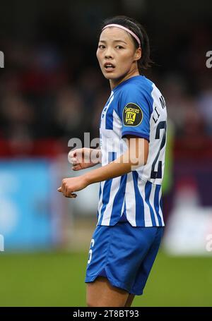 Crawley, Großbritannien. November 2023. Brightons Li Mengwen beim Barclays Women's Super League Spiel zwischen Brighton & Hove Albion und Arsenal im Broadfield Stadium in Crawley. Quelle: James Boardman/Alamy Live News Stockfoto