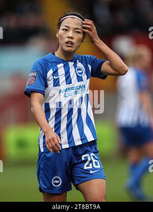 Crawley, Großbritannien. November 2023. Brightons Li Mengwen beim Barclays Women's Super League Spiel zwischen Brighton & Hove Albion und Arsenal im Broadfield Stadium in Crawley. Quelle: James Boardman/Alamy Live News Stockfoto