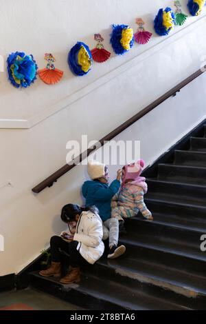 Drei junge Mädchen spielen in einem Treppenhaus im El Centro de la Raza während der jährlichen Feier Día de los Muertos in Seattle am Samstag, 4. November 202 Stockfoto