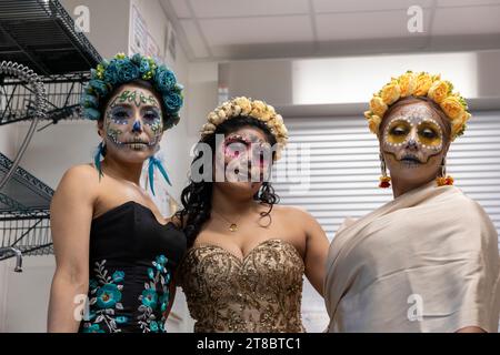 Drei junge Frauen warten hinter der Bühne auf eine Catrina-Modenschau, die am Samstag bei der jährlichen Feier des Día de los Muertos in Seattle beginnt Stockfoto