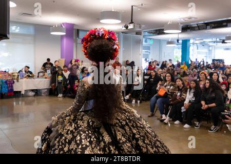 Eine junge Frau nimmt am Samstag, November, an einer Modenschau von Catrina im El Centro de la Raza Teil, der jährlichen Feier des Día de los Muertos in Seattle stattfindet Stockfoto