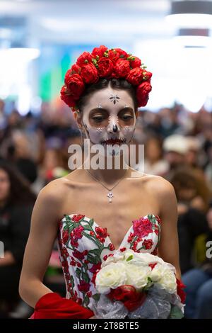 Eine junge Frau nimmt am Samstag, November, an einer Modenschau von Catrina im El Centro de la Raza Teil, der jährlichen Feier des Día de los Muertos in Seattle stattfindet Stockfoto