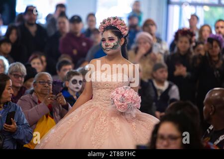 Eine junge Frau nimmt am Samstag, November, an einer Modenschau von Catrina im El Centro de la Raza Teil, der jährlichen Feier des Día de los Muertos in Seattle stattfindet Stockfoto