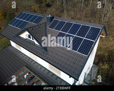 Bestaunen Sie das Potenzial der Solarenergie mit dieser Drohne, die das gesamte Süddach mit 5 kWp PV-Panels erfasst. Das dunkle Dach, Act Stockfoto