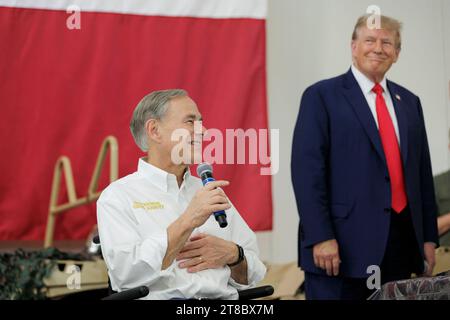 Edinburg, Texas, USA. November 2023. GREG ABBOTT, Gouverneur von Texas, hält am 19. November 2023 eine Rede mit dem ehemaligen Präsidenten DONALD TRUMP auf dem South Texas International Airport in Edinburg, Texas. Trump und Abbott servierten Mahlzeiten an den Texas National Guard und Texas DPS Troopers, die während des Erntedankfestes an der Grenze zwischen den USA und Mexiko stationiert sind. Quelle: ZUMA Press, Inc./Alamy Live News Stockfoto