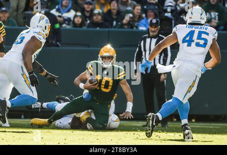 Green Bay, Usa. November 2023. Der Quarterback Jordan Love (L) der Green Bay Packers wird am Sonntag, den 19. November 2023, während des NFL-Spiels zwischen den Los Angeles Chargers und den Green Bay Packers im Lambeau Field entlassen. Foto: Tannen Maury/UPI Credit: UPI/Alamy Live News Stockfoto