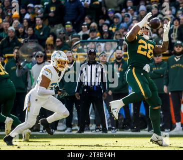 Green Bay, Usa. November 2023. Green Bay Packers Running Back AJ Dillon fängt einen Pass vor den Los Angeles Chargers Safety Alohi Gilman (L) während des NFL-Spiels zwischen den Los Angeles Chargers und den Green Bay Packers am Lambeau Field am Sonntag, den 19. November 2023. Foto: Tannen Maury/UPI Credit: UPI/Alamy Live News Stockfoto