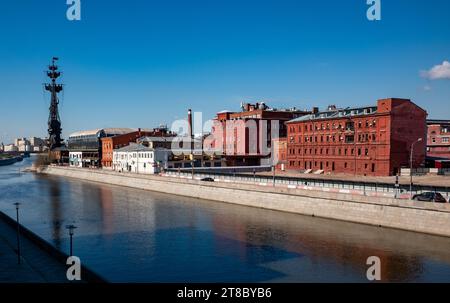 29. April 2022 In Moskau, Russland. Blick auf die ehemalige Fabrik Krasny Oktyabr auf der Insel Bolotny im Zentrum der russischen Hauptstadt. Stockfoto