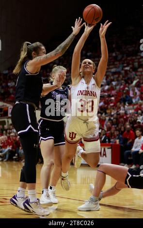 Bloomington, USA. November 2023. BLOOMINGTON, INDIANA – 19. NOVEMBER: Die Indiana Hoosiers Guard Sydney Parrish (33) spielt gegen Taylor Bowen (32) während eines NCAA-Basketballspiels für Frauen am 19. November 2023 in Bloomington, Indiana Stockfoto