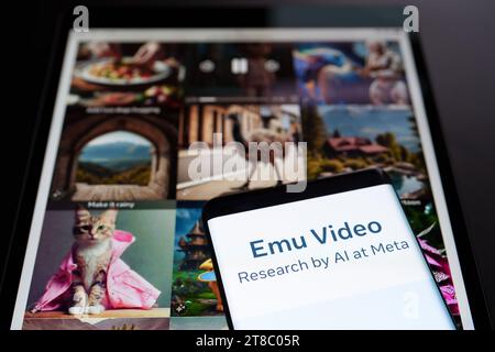 Emu Edit und Emu Video Tool Logo auf Smartphone und seine Beispiele im Hintergrund. Neues KI-Bild- und Videogenerierungs- und -bearbeitungstool von Meta. Stockfoto