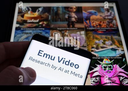 Emu Edit und Emu Video Tool Logo auf Smartphone und seine Beispiele im Hintergrund. Neues KI-Bild- und Videogenerierungs- und -bearbeitungstool von Meta. Stockfoto