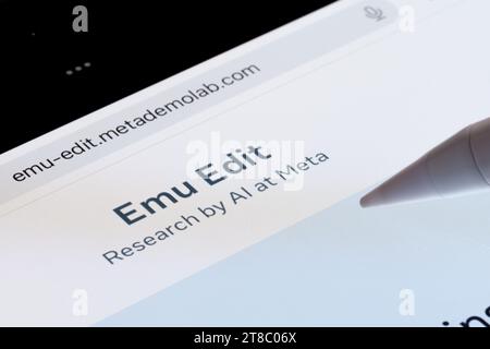 Emu Edit Tool Logo auf dem ipad-Bildschirm angezeigt. Neues KI-Bildbearbeitungswerkzeug von Meta. Stafford, Großbritannien, 19. November 2023 Stockfoto