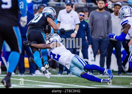 Charlotte, NC, USA. November 2023. Carolina Panthers Running Back Chuba Hubbard (30) wird von Dallas Cowboys Cornerback Jourdan Lewis (2) während des vierten Viertels des NFL Matchups in Charlotte, NC, bekämpft. (Scott Kinser/Cal Sport Media). Quelle: csm/Alamy Live News Stockfoto