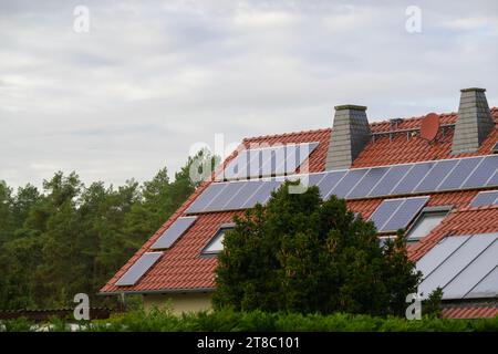 Sonnensystem auf dem Dach eines Hauses Stockfoto
