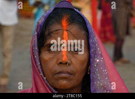 Mumbai, Indien. November 2023. Eine Hindu-Frau beobachtet die untergehende Sonne anlässlich von Chhath Puja am Strand in Mumbai. Chhath Puja wird von den Menschen aus den nordstaaten Indiens gefeiert. Die Gläubigen versammeln sich in der Nähe eines Wasserkörpers, führen Rituale durch und beten zur untergehenden Sonne am Abend und zur aufgehenden Sonne. Am nächsten Morgen danken sie ihm für das Leben auf der Erde. (Foto: Ashish Vaishnav/SOPA Images/SIPA USA) Credit: SIPA USA/Alamy Live News Stockfoto