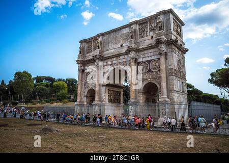 Bilder aus dem kolosseum in Rom, Italien mit Touristenmassen Stockfoto