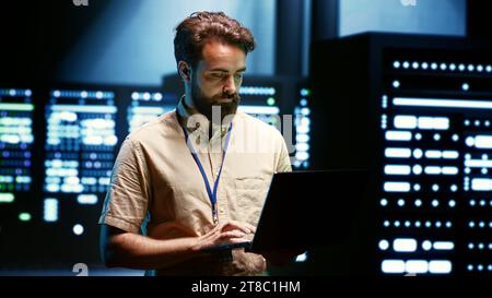 Admin: Serverfarm neu konfigurieren, um sie für die Datenverarbeitungsanforderungen von Workloads mit künstlicher Intelligenz zu optimieren. Experte, die ein Rechenzentrum für neuronales Netzwerk für maschinelles Lernen überprüft Stockfoto