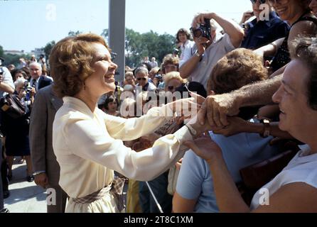 ROSALYNN CARTER (* 18. August 1927 bis 19. November 2023) war eine US-amerikanische Schriftstellerin und Aktivistin, die von 1977 bis 1981 als First Lady der Vereinigten Staaten fungierte. Während der Jahrzehnte war sie im öffentlichen Dienst, war sie eine führende Befürworterin für zahlreiche Ursachen, einschließlich der psychischen Gesundheit. DATEIFOTO AUFGENOMMEN AM: 15. August 1978, Washington, District of Columbia, USA: First Lady ROSALYNN CARTER begrüßt eine Menge. Quelle: Arthur Grace/ZUMAPRESS.com/Alamy Live News Stockfoto