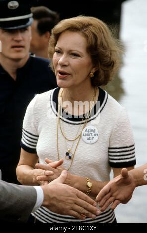 ROSALYNN CARTER (* 18. August 1927 bis 19. November 2023) war eine US-amerikanische Schriftstellerin und Aktivistin, die von 1977 bis 1981 als First Lady der Vereinigten Staaten fungierte. Während der Jahrzehnte war sie im öffentlichen Dienst, war sie eine führende Befürworterin für zahlreiche Ursachen, einschließlich der psychischen Gesundheit. DATEIFOTO AUFGENOMMEN AM: 20. August 1979, St. Louis, Missouri, USA: First-Lady ROSALYNN CARTER an einer der Haltestellen während des 7-tägigen Präsidentenausflugs an Bord des Mississippi-Bootes Delta Queen. Der Präsident und seine Familie reisten von Minneapolis nach St. Louis, MO, vom 17. August bis Augu Stockfoto