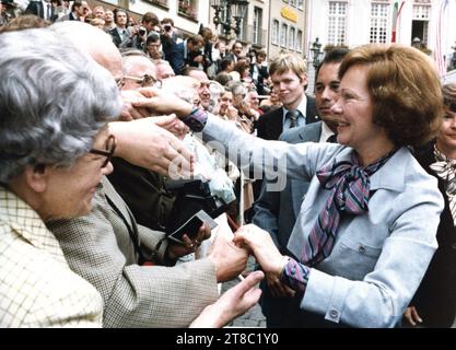 ROSALYNN CARTER (* 18. August 1927 bis 19. November 2023) war eine US-amerikanische Schriftstellerin und Aktivistin, die von 1977 bis 1981 als First Lady der Vereinigten Staaten fungierte. Während der Jahrzehnte war sie im öffentlichen Dienst, war sie eine führende Befürworterin für zahlreiche Ursachen, einschließlich der psychischen Gesundheit. DATEIFOTO AUFGENOMMEN AM: 14. Juli 1978, Bonn, Deutschland: US First Lady ROSALYNN CARTER grüßt Wollgewinner auf einer Europafahrt. Quelle: Carter Archives/ZUMAPRESS.com/Alamy Live News Stockfoto