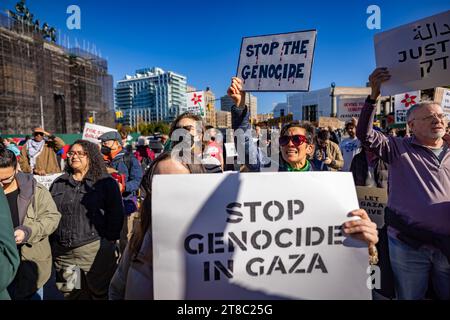 Brooklyn, Vereinigte Staaten Von Amerika. November 2023. NEW YORK, NEW YORK - 17. NOVEMBER: Hunderte palästinensischer Demonstranten versammelten sich für die „Schande über Goldman: Waffenstillstand jetzt!“ Rallye am 19. November 2023 in Brooklyn New York. Der US-Kongressabgeordnete Dan Goldman (D-NY) wird von seinen Wählern aufgerufen, weil er sich weigerte, einen Waffenstillstand bei über 12.000 Todesfällen in Gaza zu fordern, und weil er die US-Rep. Rashida Tlaib (D-MI) kritisiert hat, weil er sich gegen die Gewalt gegen Palästinenser ausgesprochen hat. (Foto: Michael Nigro/SIPA USA) Credit: SIPA USA/Alamy Live News Stockfoto