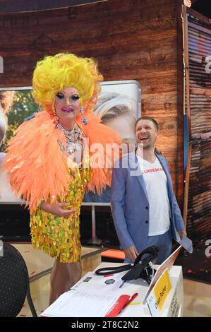 Travestiekünstler Olivia Jones und Moderator Oliver Pocher nehmen am 28. RTL Spendenmarathon wir helfen Kindern 2023 Teil *** Travesty Artist Olivia Jones und Moderator Oliver Pocher nehmen am 28 RTL Telethon wir helfen Kindern 2023 Teil Credit: Imago/Alamy Live News Stockfoto