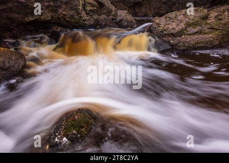 Eine Nahaufnahme von Stromschnellen an einem Bach. Stockfoto