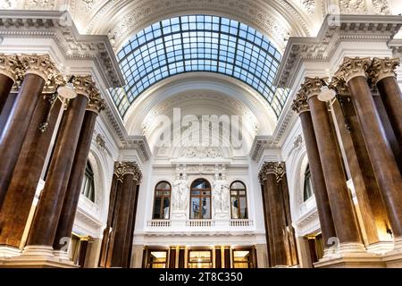 Innenraum im palladianischen Stil mit Karyatiden von Antoine Joseph Van Rasbourgh im ehemaligen Gebäude der Brüsseler Börse, Brüssel, Belgien Stockfoto