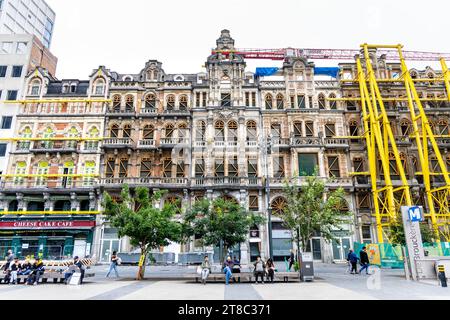 Historische Fassaden im Belle-Epoque-Stil wurden als Teil einer gemischten Baumaßnahme in de Brouckèreplein in Brüssel, Belgien, erhalten Stockfoto