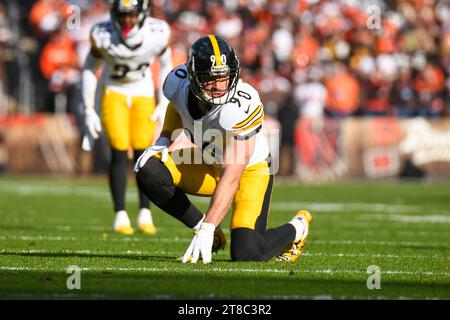 Cleveland, Ohio, USA. November 2023. 19. November 2023 Pittsburgh Steelers Linebacker T.J. Watt (90) während Pittsburgh Steelers vs Cleveland Browns in Cleveland, OH. Jake Mysliwczyk/AMG Media (Kreditbild: © Jake Mysliwczyk/BMR via ZUMA Press Wire) NUR ZUR REDAKTIONELLEN VERWENDUNG! Nicht für kommerzielle ZWECKE! Quelle: ZUMA Press, Inc./Alamy Live News Stockfoto