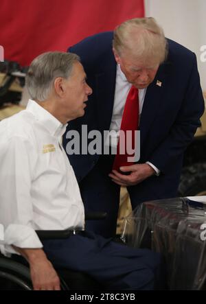 Edinburg, TX, USA. November 2023. Gouverneur GREG ABBOTT und ehemaliger Präsident DONALD TRUMP während eines Thanksgiving-Mittagessens am South Texas International Airport Sonntag, 19. November 2023 in Edinburg, Texas. Quelle: ZUMA Press, Inc./Alamy Live News Stockfoto